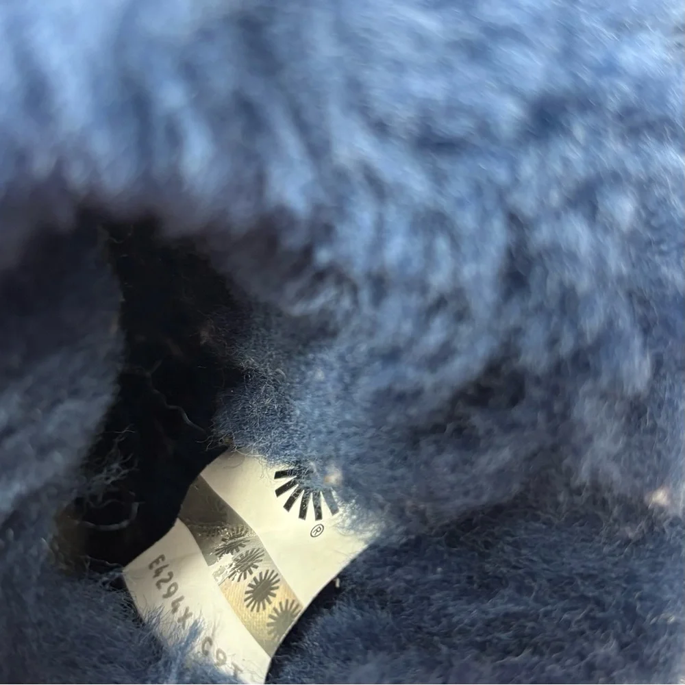 UGG Bailey Button‎ Blue Shearling Boots Size 9 Toddler